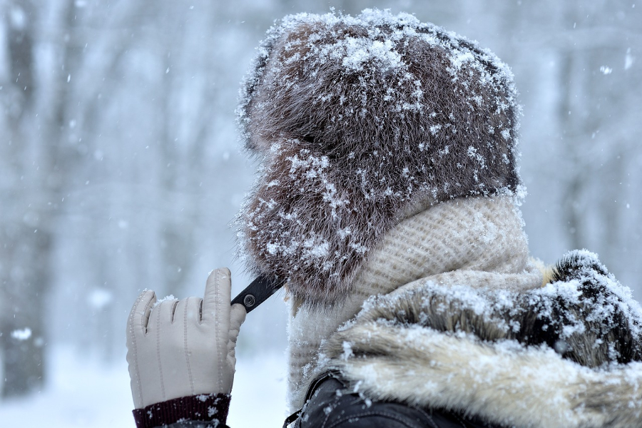 hombre, llevando, un, peludo, sombrero, en la nieve