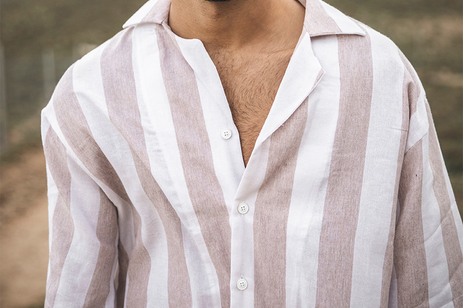 hombre vestido con una camisa mundana de gran tamaño