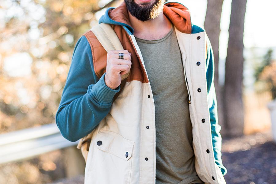 Hommes tenant un sac tout en tenant une parka d'été