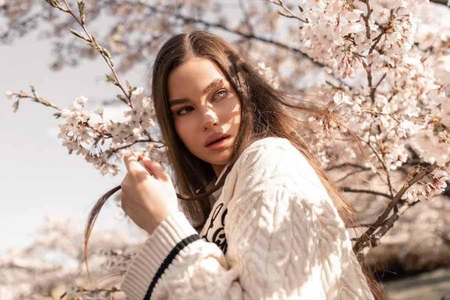 Modelo con maquillaje suave y romántico.