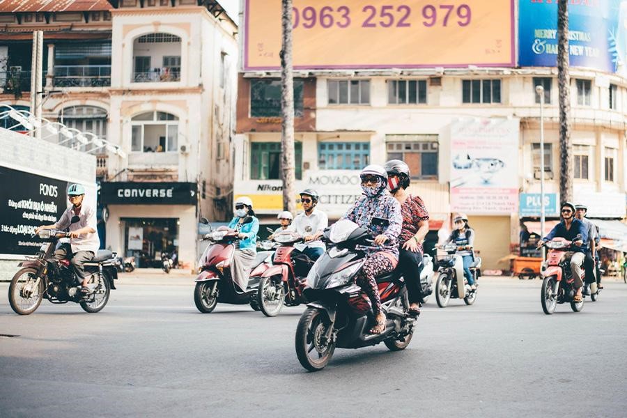 Motociclistas em uma movimentada rua da cidade.