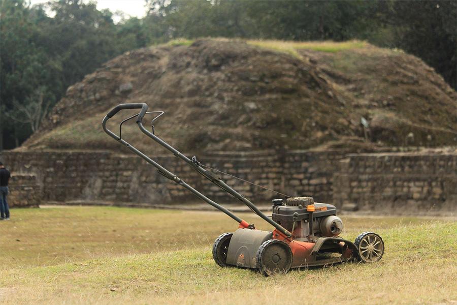 Cortacésped estacionado en un campo abierto