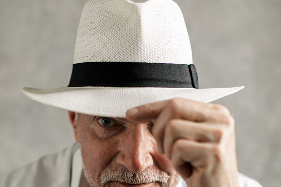 Uomo anziano che indossa un cappello Fedora bianco e nero