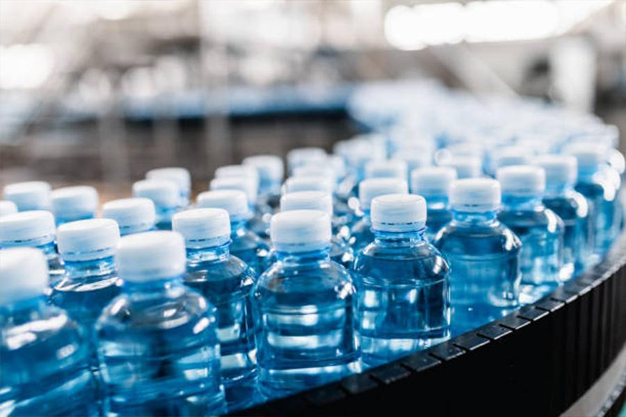 Bouteilles d'eau en plastique sur la chaîne de montage