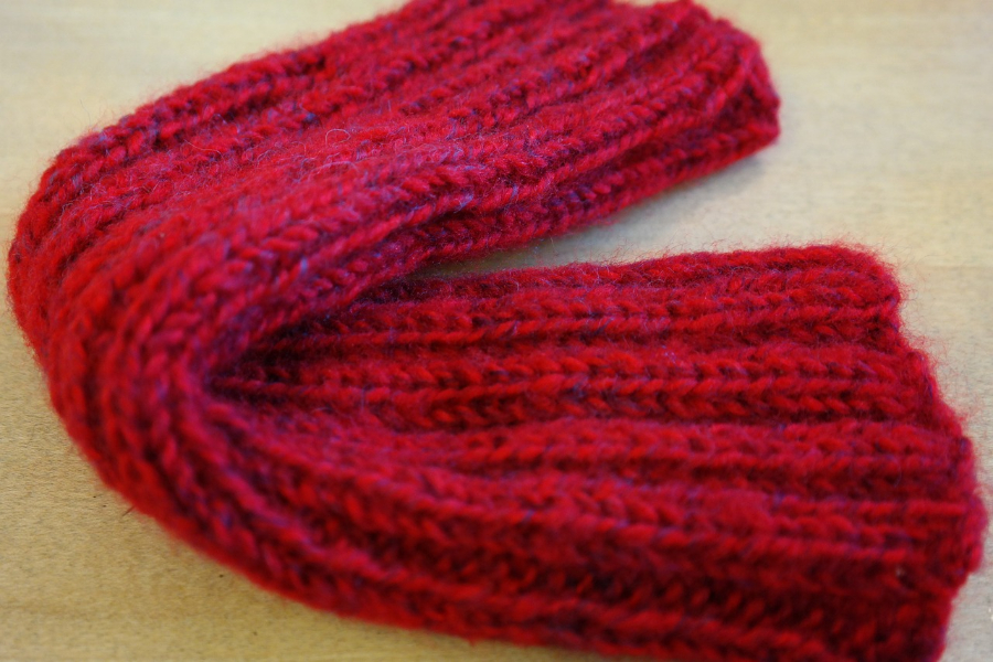 Manchettes en tricot rouge