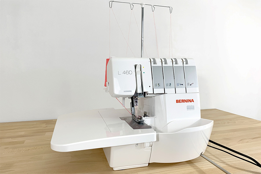 Serger-Nähmaschine mit vorbereitetem Faden