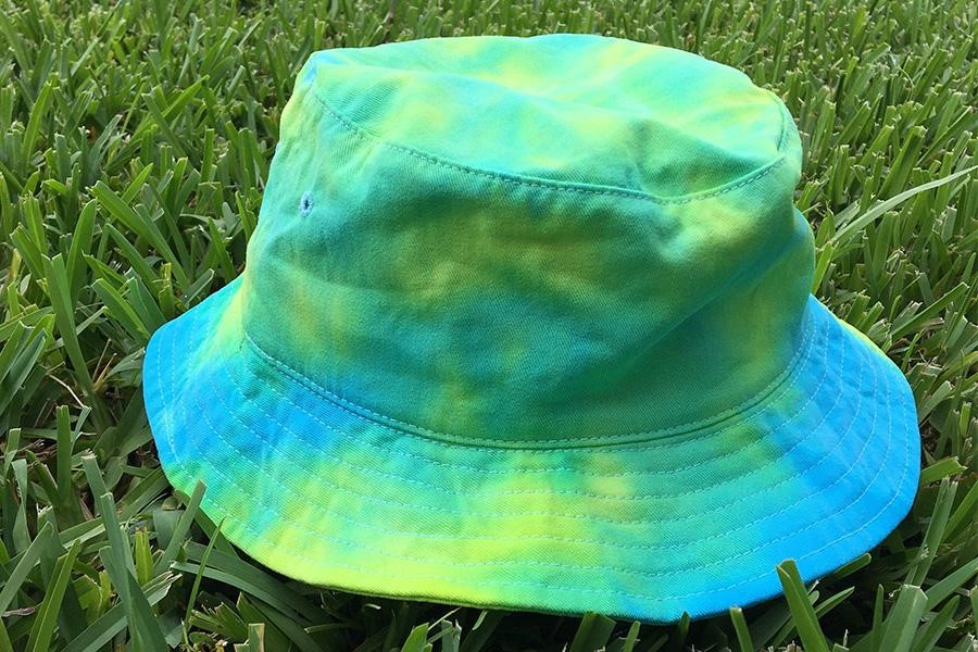 Cappello a secchiello tie-dye posizionato sull'erba