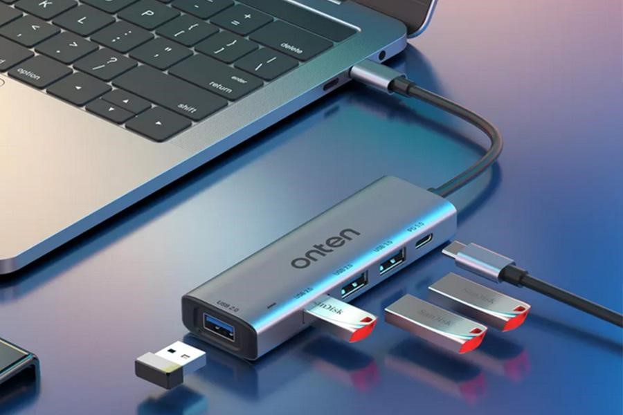 Bir dizüstü bilgisayara bağlı USB Type-C bağlantı istasyonu