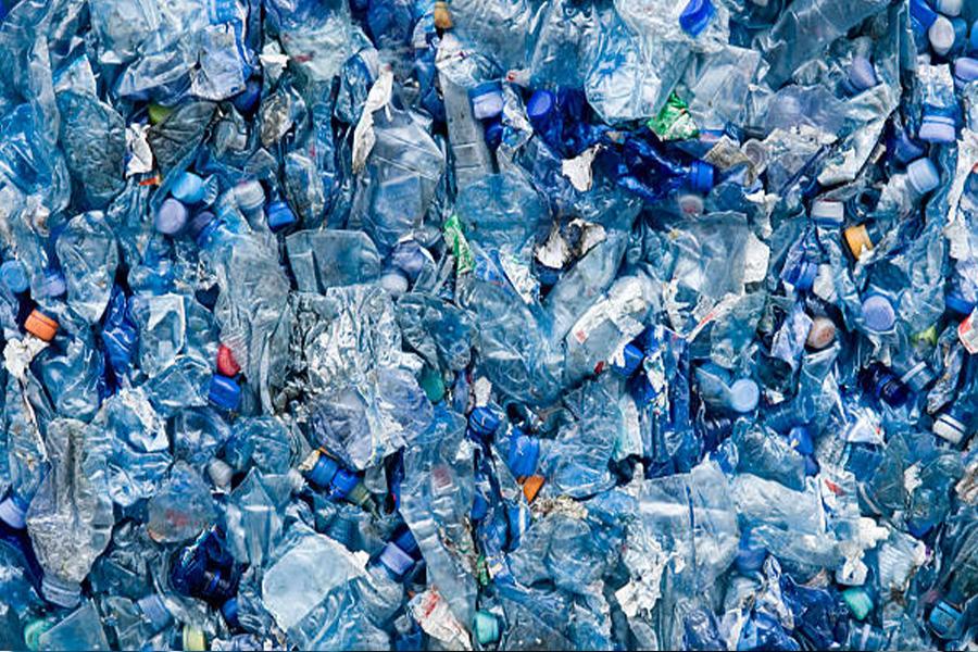 Bouteilles d'eau en plastique usagées sur place