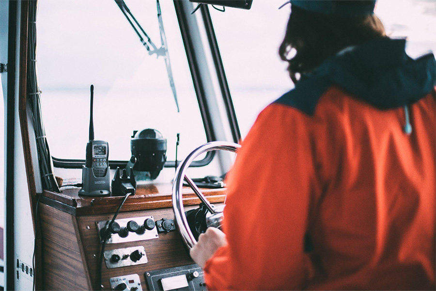 Walkie-talkie dengan masa pakai baterai yang lama dan waktu pengisian ulang yang cepat ideal untuk orang yang sering bepergian