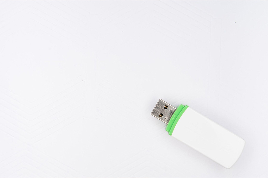 Una chiavetta USB di colore bianco