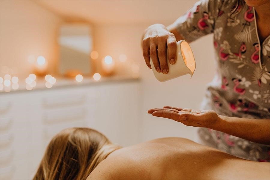 Mulher recebendo uma massagem com óleos