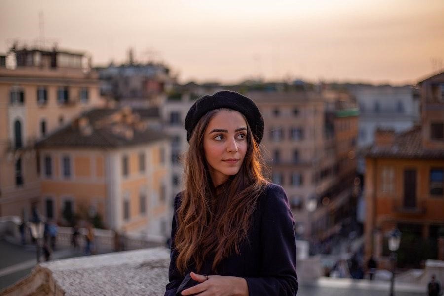 Femme regardant de côté portant un béret noir