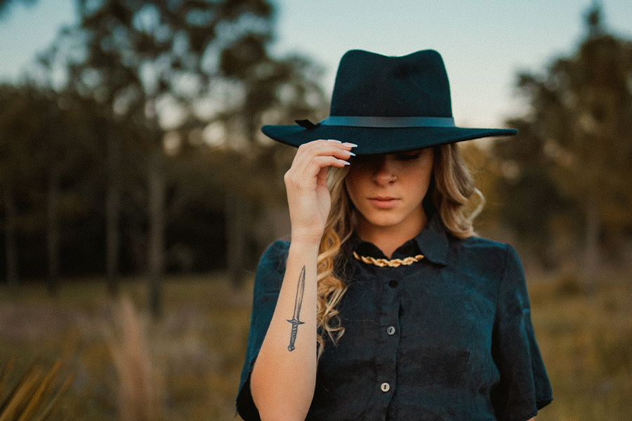 Donna in posa in un cappello di paglia da cowboy nero Bangora