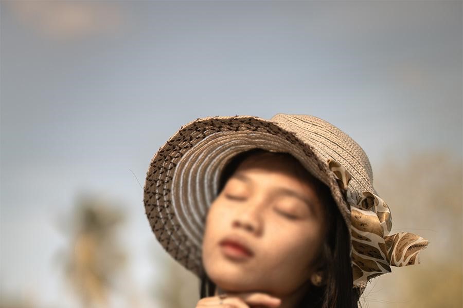 Donna che posa in un cappello a secchiello all'uncinetto