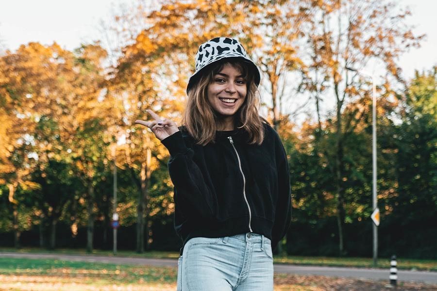 Donna che posa in un cappello a secchiello con stampa animalier