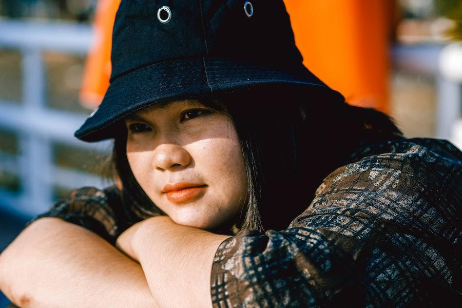 Wanita mengayunkan topi ember denim