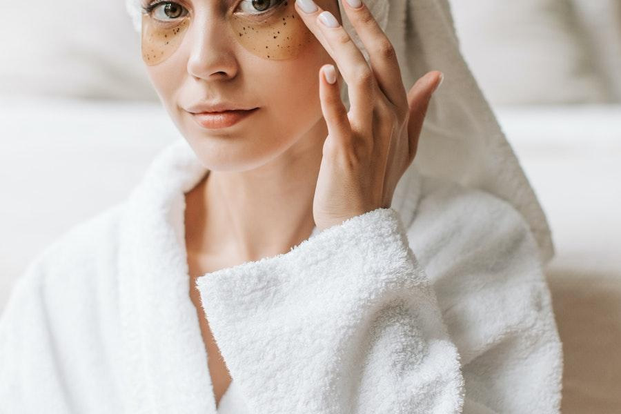 mulher usando tapa-olhos com microagulhas