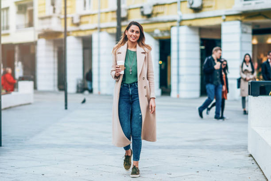 Mujer sentada junto al lago con chaqueta activa