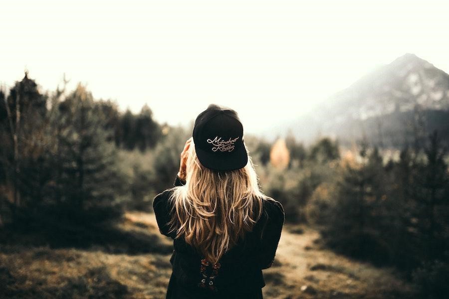 Mujer con gorra negra bordada