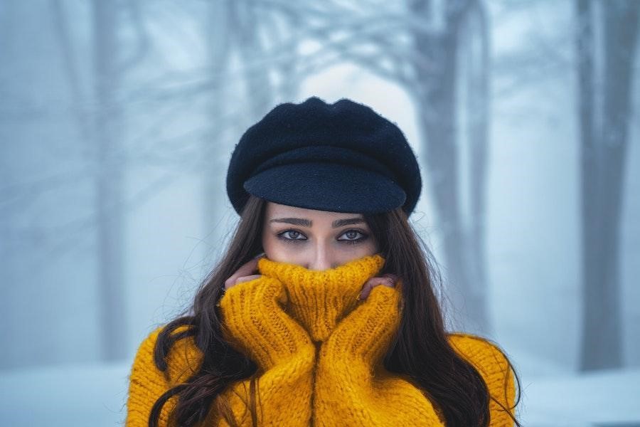 Femme portant un chapeau d'écolier noir