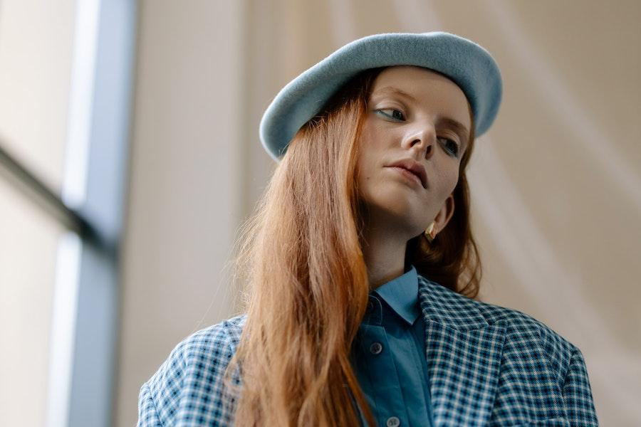 Femme portant un béret bleu et une tenue assortie