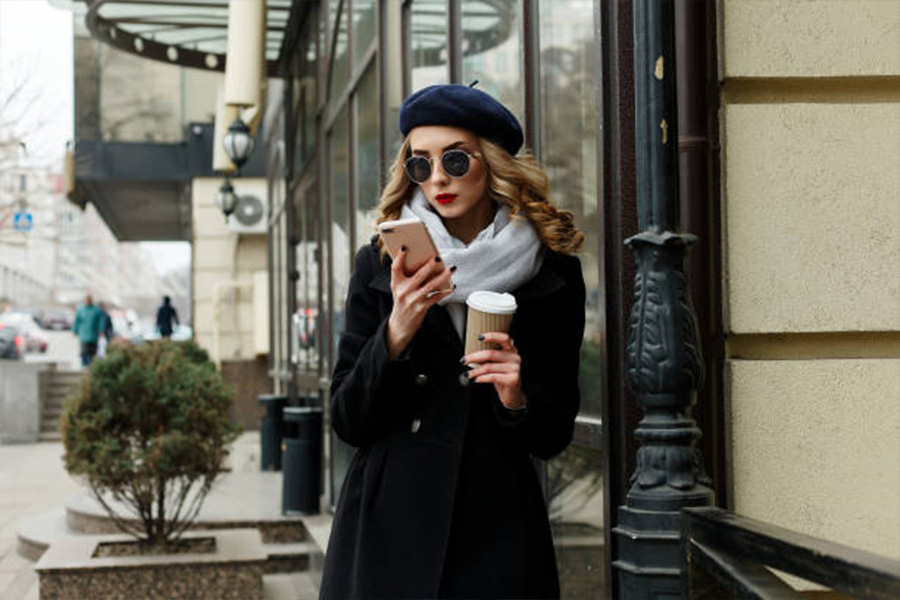 Femme portant un manteau chaud et un béret bleu marine