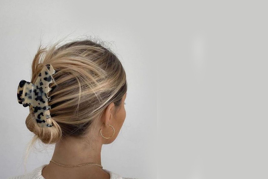 mujer con clip de garra para el cabello con un patrón llamativo