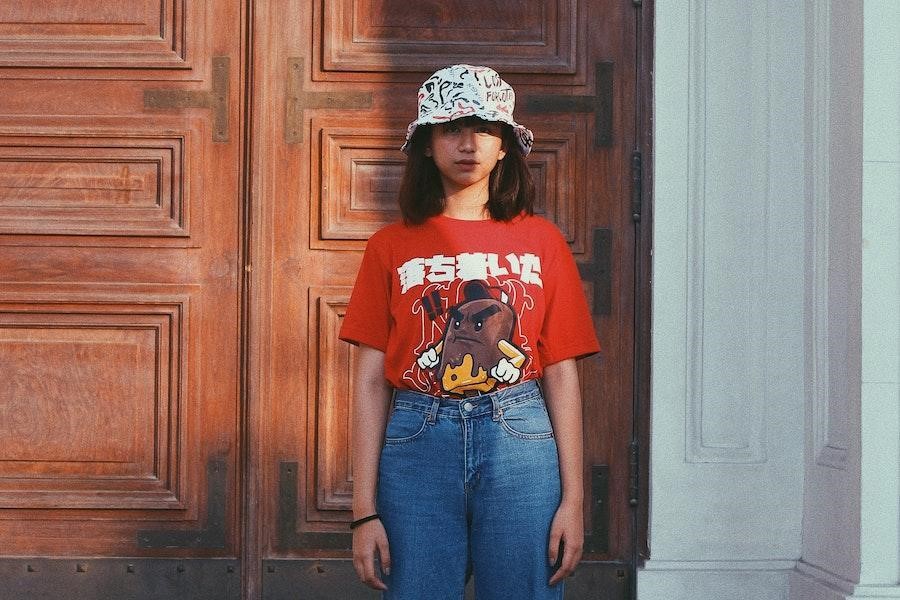 Jeune femme berçant un chapeau de seau à motifs