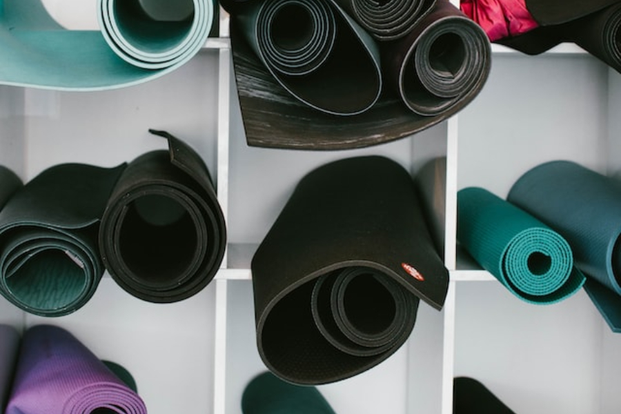 Una colección de colchonetas de goma para yoga en diferentes colores.