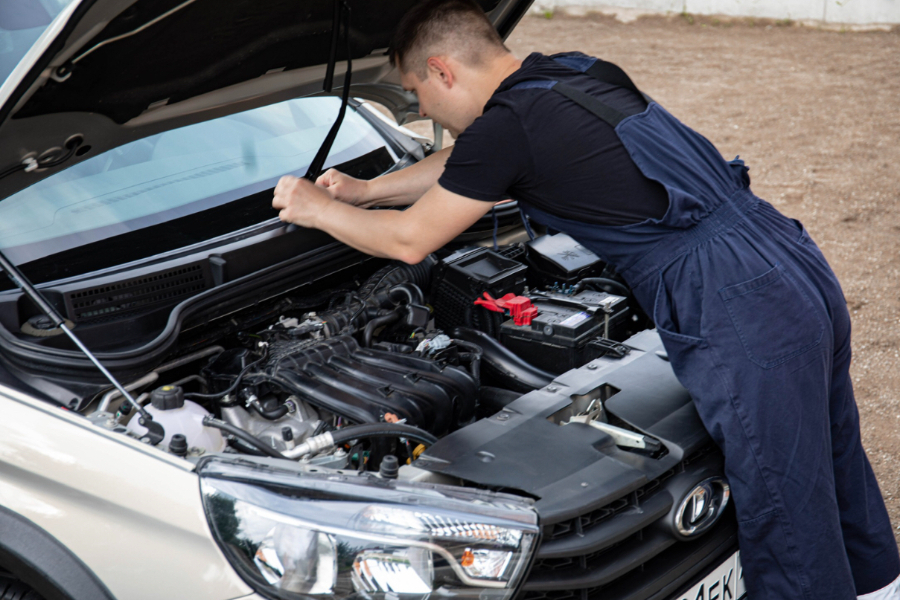 Un meccanico che esegue una diagnosi dell'auto