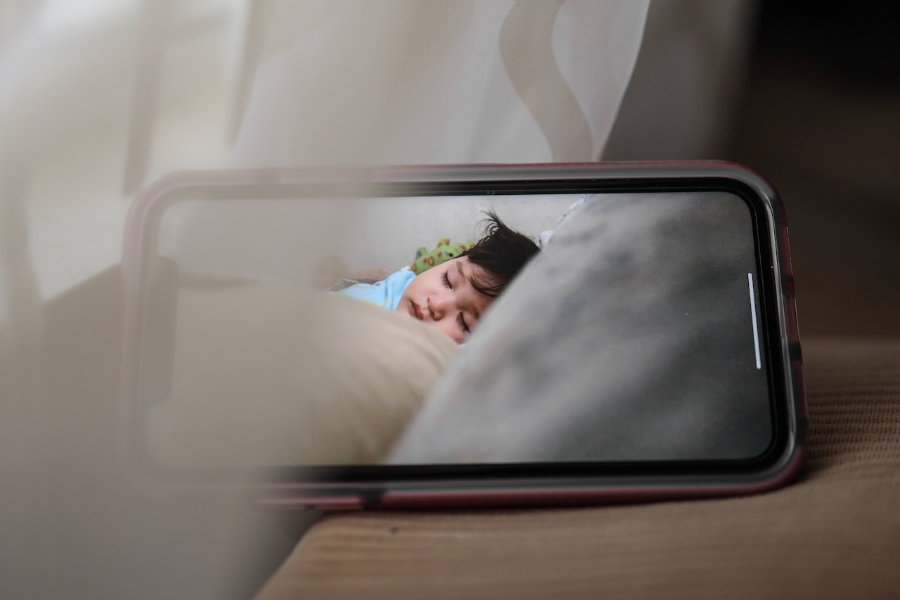 Un téléphone affichant l'image d'un bébé