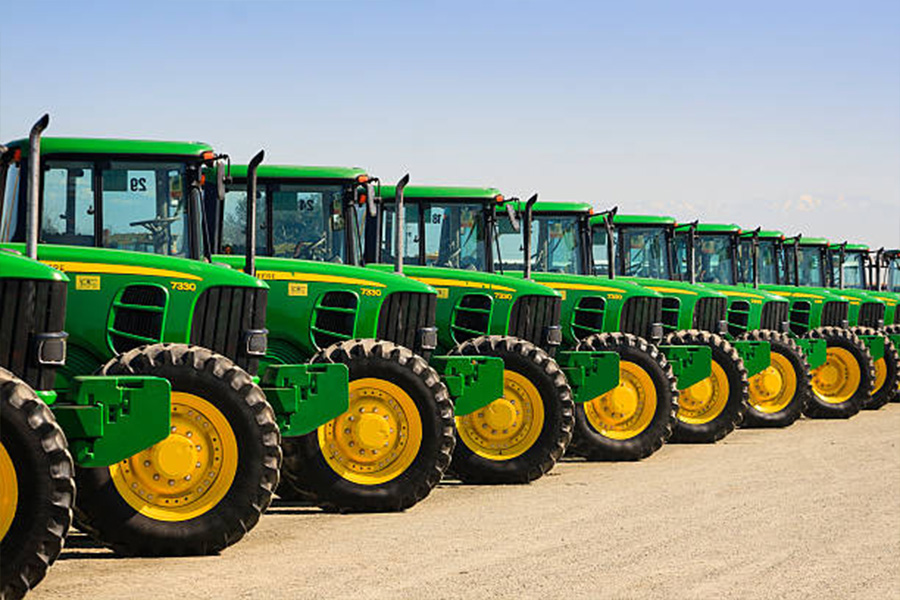 Une rangée de tracteurs agricoles John Deere