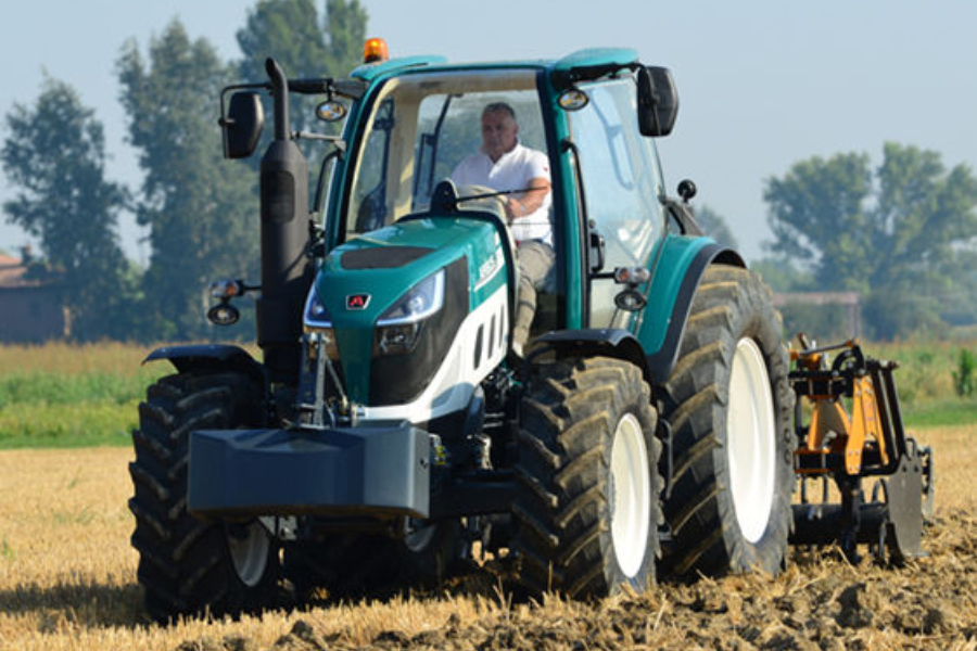 un trattore al lavoro per coltivare il terreno