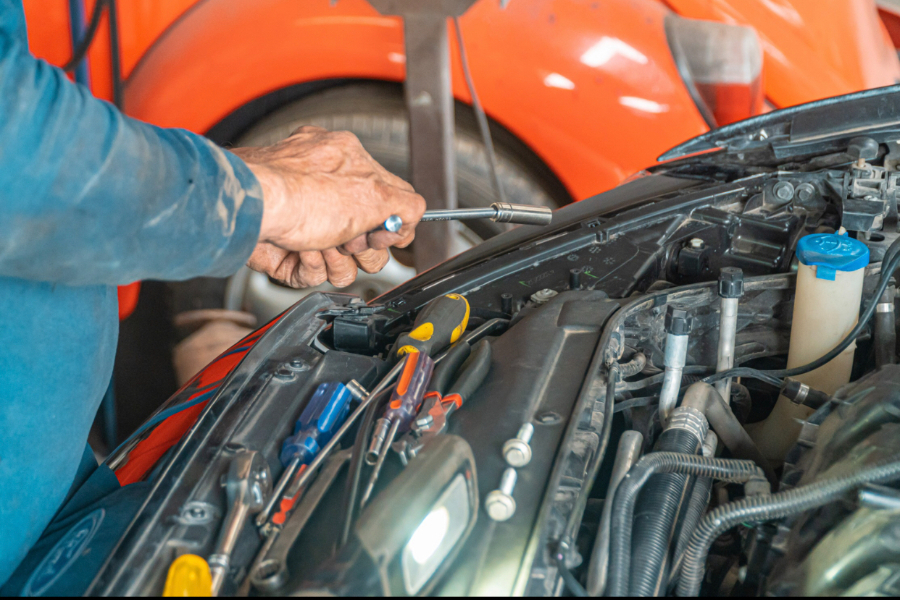 Eine geöffnete Motorhaube, die den Automotor zeigt