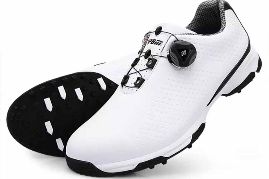 Scarpe da golf bianche e nere senza punte sul fondo