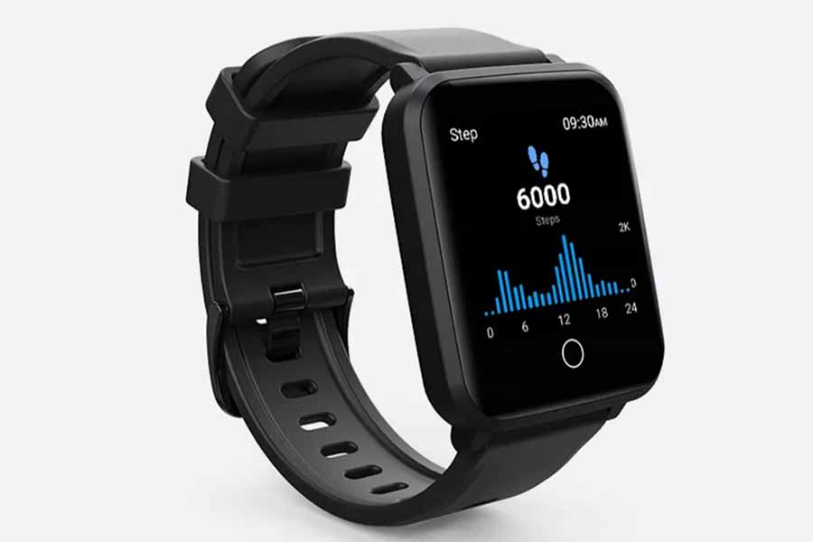 Orologio fitness tracker nero con lo schermo acceso