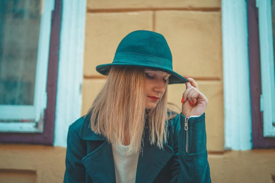 Bionda che indossa un cappello a cloche blu