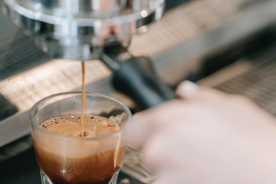 Café saliendo de una máquina de café