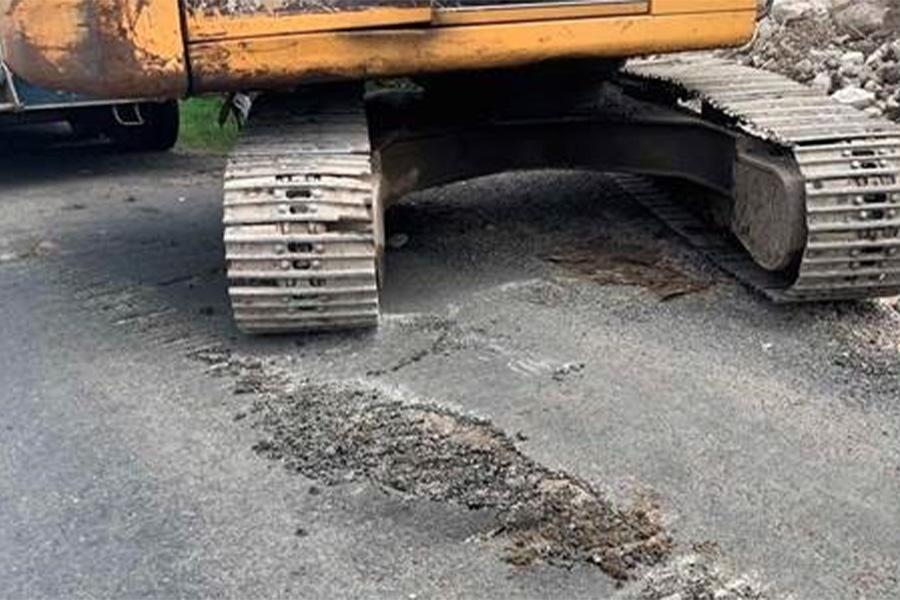 Baggerspuren können den Straßenbelag beschädigen