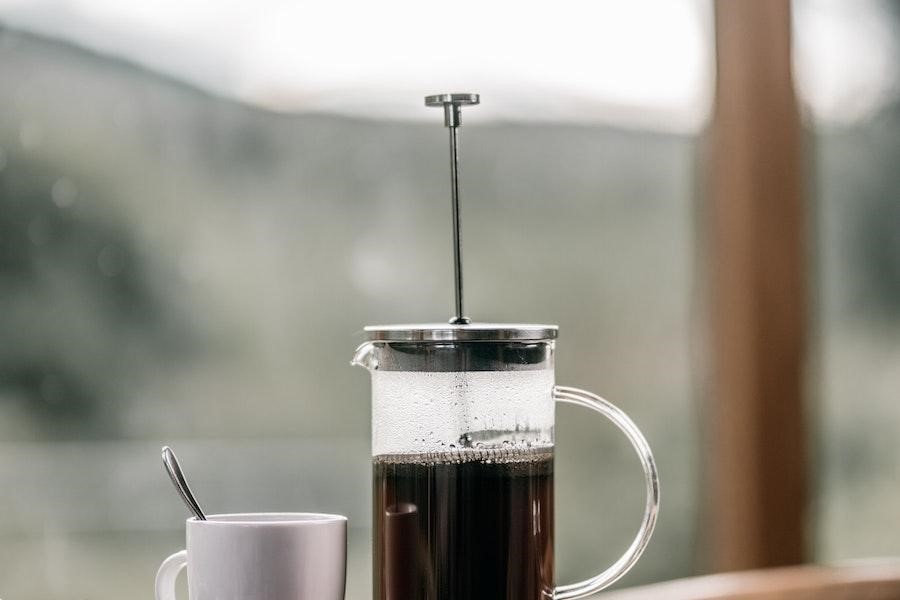 Cafetera de prensa francesa con esencia de café