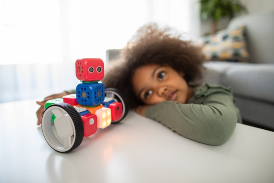 Fille jouant avec un robot jouet