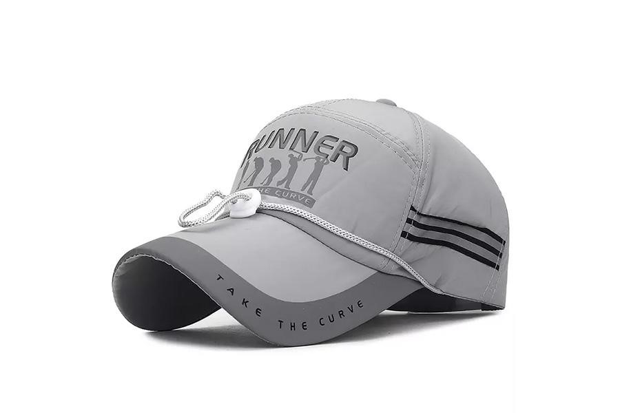 Cappellino da baseball grigio con banda riflettente sul lato