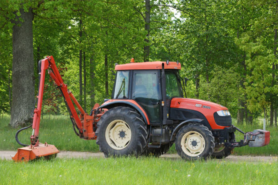 Kioti-Traktor mäht Gras in einem Park