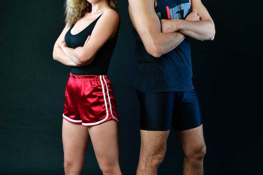 Homme et femme posant en débardeurs et shorts