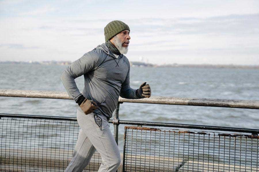 Hombre haciendo jogging con un conjunto deportivo