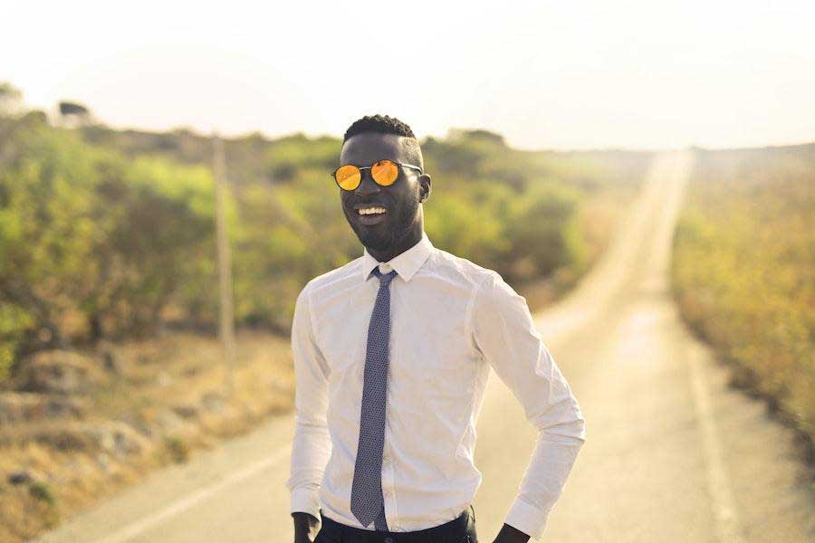 Hombre elegante con una camisa de vestir blanca