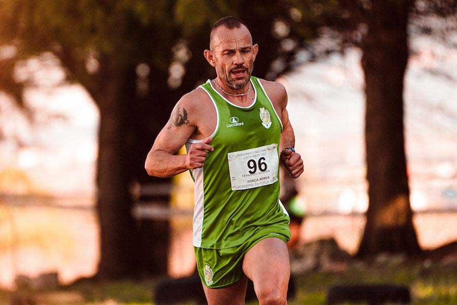 Homme qui court dans un ensemble de vêtements de sport à panneaux verts et blancs