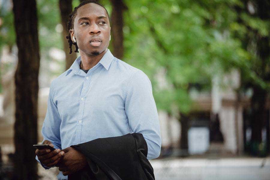 Hombre vestido con una clásica camisa azul abotonada