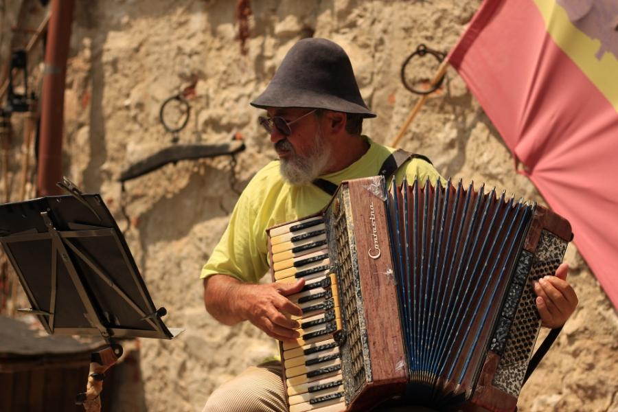 siyah şapkalı yaşlı